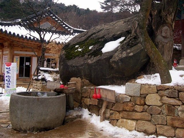 Jeongdeungsa temple - Fountain and woodcarving