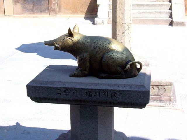 Bulguksa temple - Zoom in on the bronze boar