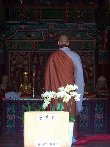 Bulguksa temple - Monk meditating