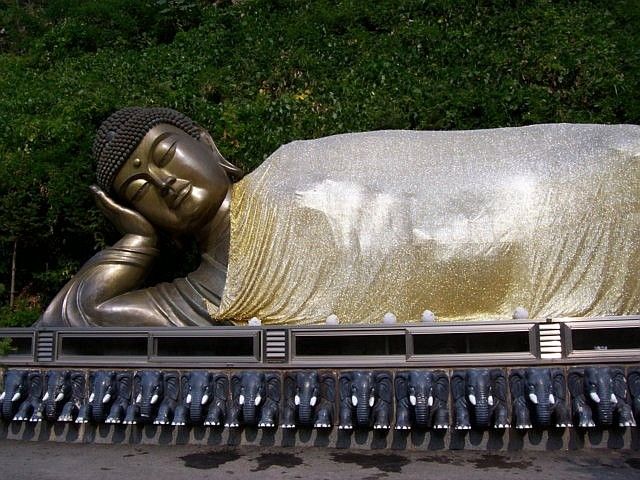 Temple Manbulsa - Zoom sur la statue de Bouddha allongé