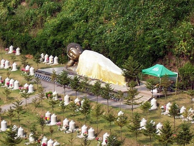 Temple Manbulsa - Statue de Bouddha allongé vue d'en haut