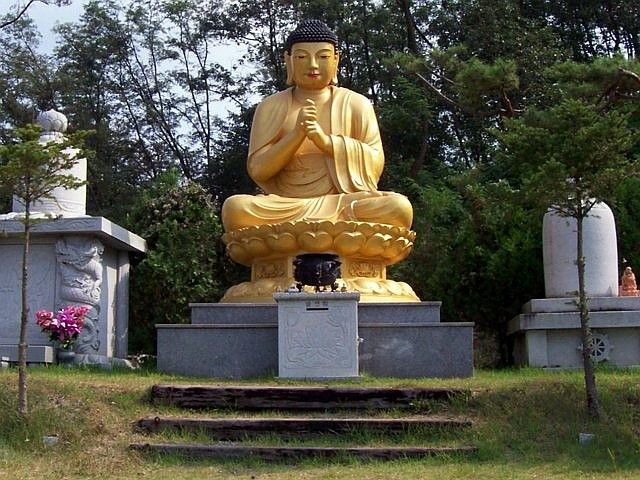Temple Manbulsa - Bouddha Vairocana dans le cimetière
