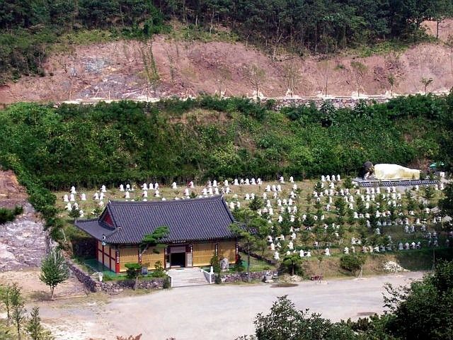 Manbulsa temple - Overview on a part of the cemetery