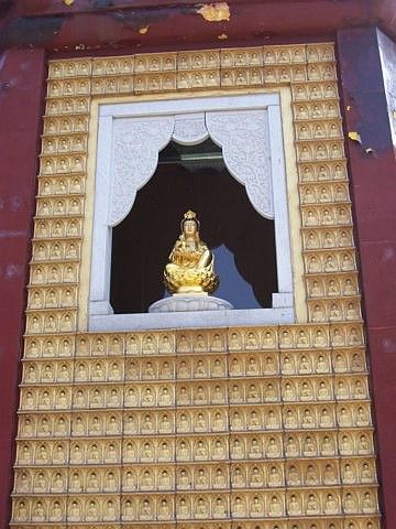 Temple Manbulsa - Zoom sur le socle de la statue d'Amitabha