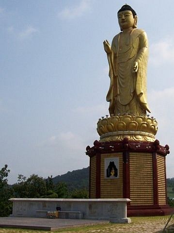 Temple Manbulsa - Statue géante du bouddha Amitabha, vue de côté