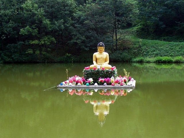 Manbulsa temple - Pond at the entrance of the temple