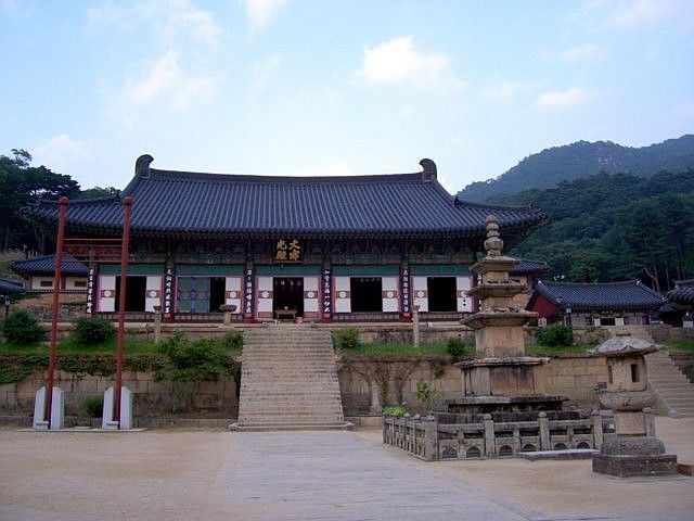 Haeinsa temple - Hall, stupa, lantern and masts