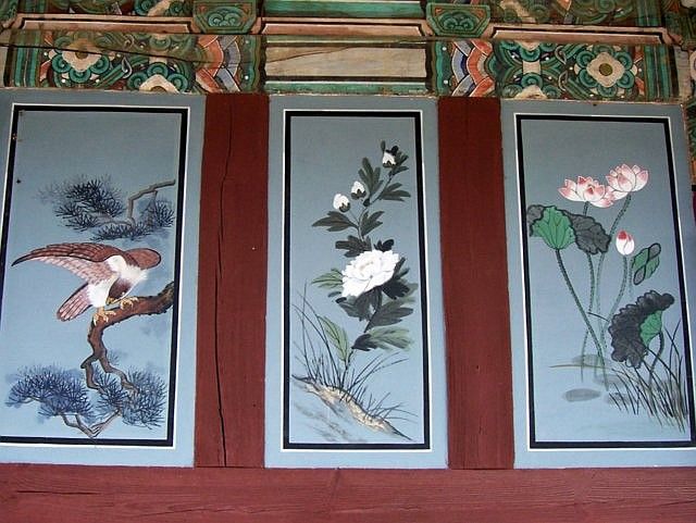 Haeinsa temple - Paintings, eagle and flowers