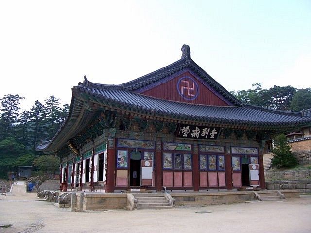 Temple Haeinsa - Hall avec svastika