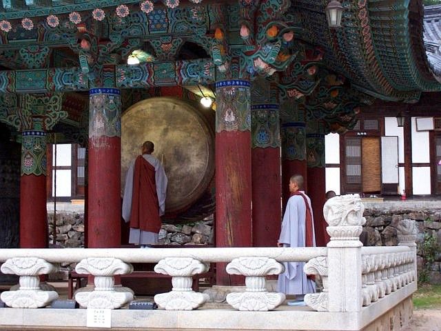 Temple Haeinsa - Cérémonie du beffroi avec moines bouddhistes