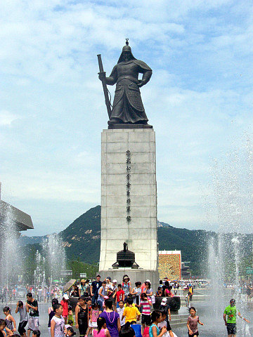 Statue of admiral Yi Sun-Sin