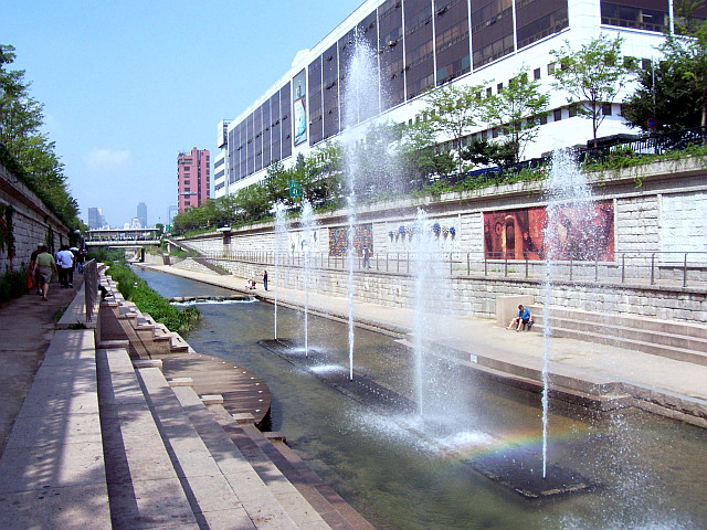 Jets of water on the cheonggyecheon