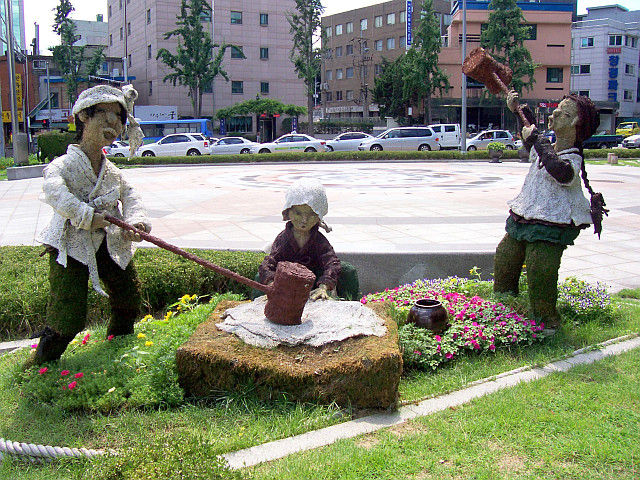 Sculptures coréennes en terre et mousse