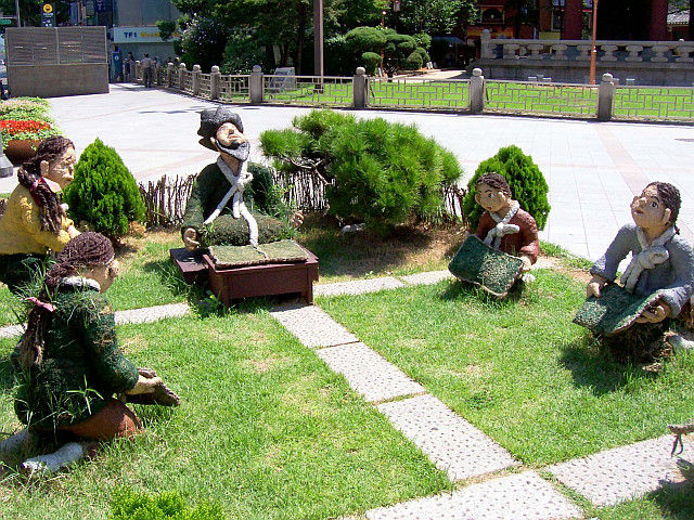 Central Seoul - Sculptures of a teacher with his pupils made with earth and moss