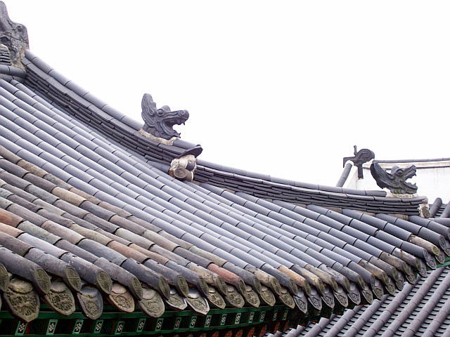 Changdeokgung palace - Roof with dragon heads