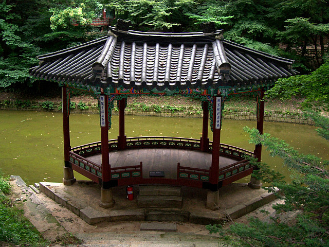 Changdeokgung palace - Pavilion in an arc