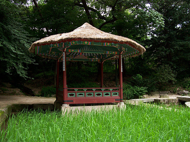Palais de Changdeokgung - Pavillon avec toit de chaume