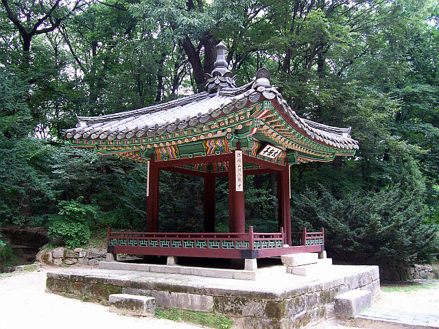 Palais de Changdeokgung - Pavillon à base carrée avec toit recourbé