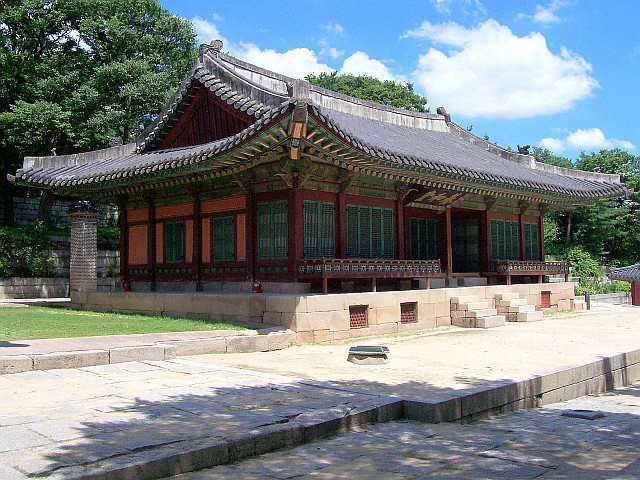Changgyeonggung palace - Hall with curved roof