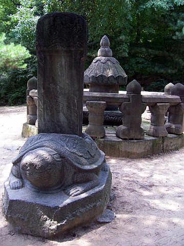 Palais de Changgyeonggung - Taeshil (en arrière plan) et stèle
