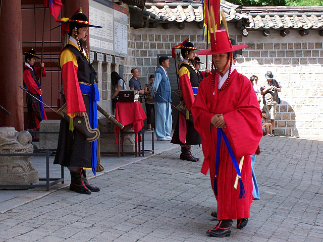 Deoksugung palace - Guards and officials