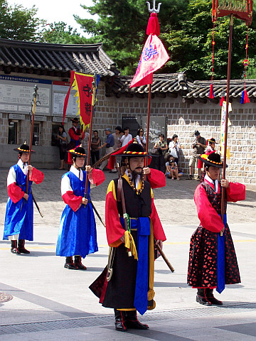 Palais de Deoksugung - Relève de la garde avec étendards