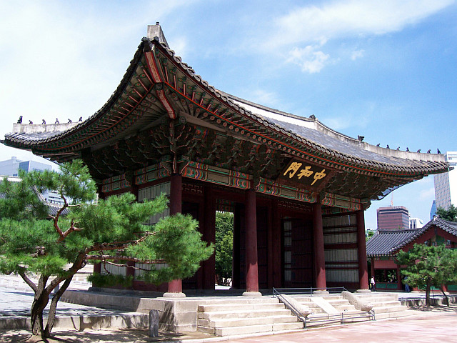 Deoksugung palace - Gate leading to the palace