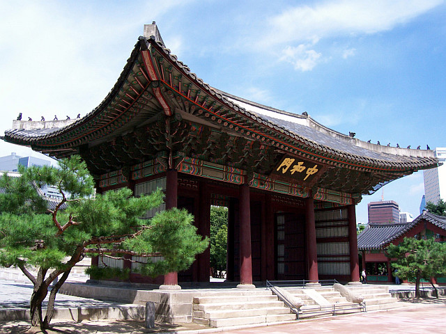 Palais de Deoksugung - Porte menant au palais