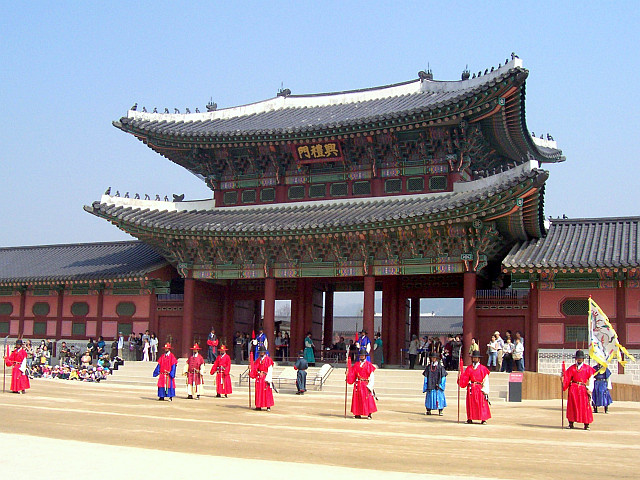 Palais de Gyeongbokgung - Entrée du palais avec gardes en faction