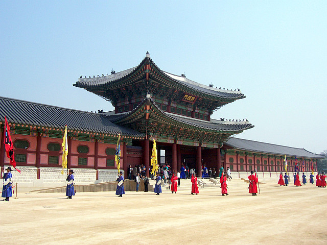 Palais de Gyeongbokgung - Relève de la garde devant l'entrée du palais