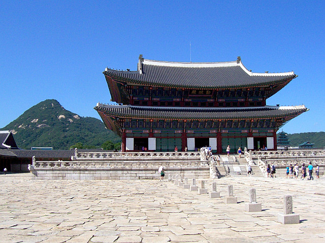 Palais de Gyeongbokgung - Geunjeongjeon avec le mont Bukhansan