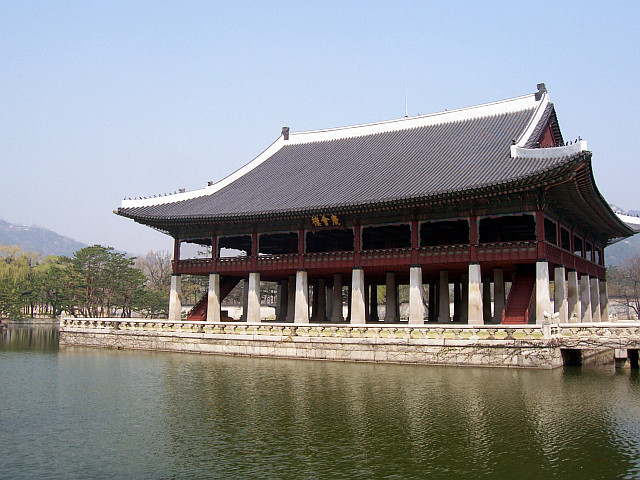Palais de Gyeongbokgung - Etang et pavillon gyeonghoeru