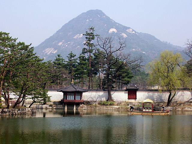 Palais de Gyeongbokgung - Etang devant le pavillon gyeonghoeru