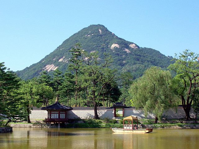 Palais de Gyeongbokgung - Vue d'ensemble de l'étang près du pavillon gyeonghoeru