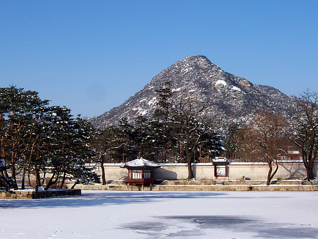 Palais de Gyeongbokgung - Etang gelé près du pavillon gyeonghoeru