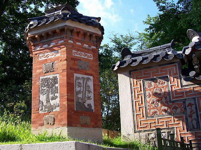 Palais de Gyeongbokgung - Cheminée et motifs en brique