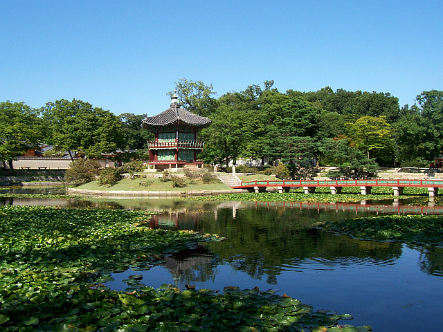 Palais de Gyeongbokgung - Pavillon Hyangwonjeong et son pont au printemps