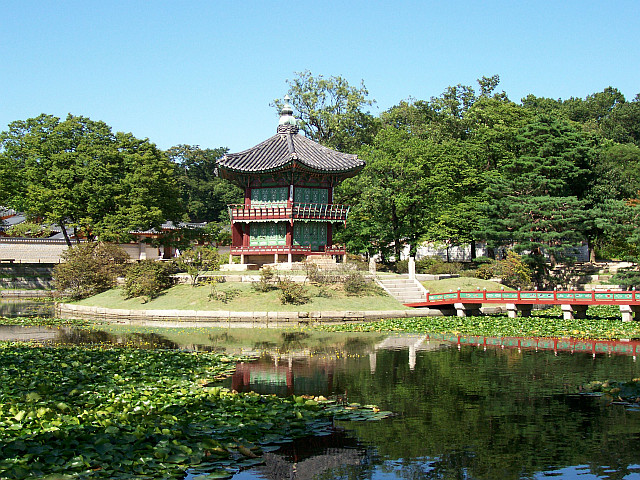 Palais de Gyeongbokgung - Pavillon Hyangwonjeong au printemps