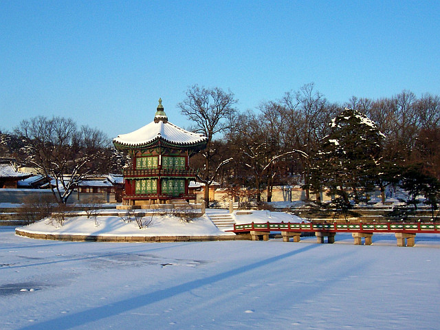 Palais de Gyeongbokgung - Pavillon Hyangwonjeong avec son étang couvert de glace