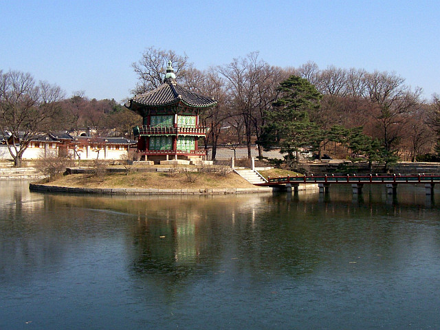 Palais de Gyeongbokgung - Pavillon Hyangwonjeong en automne