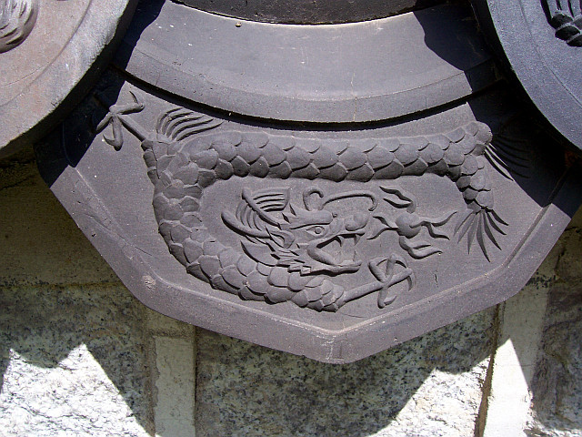 Palais Gyeongheuigung - Tuile représentant le dragon et sa boule de pouvoir