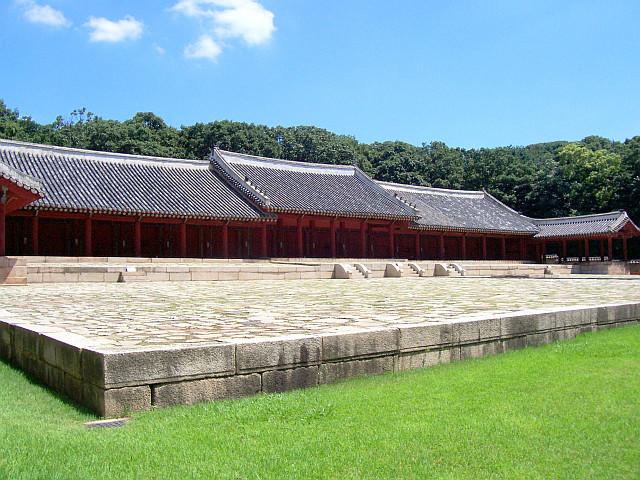 Jongmyo palace - the longest wooden building in Korea