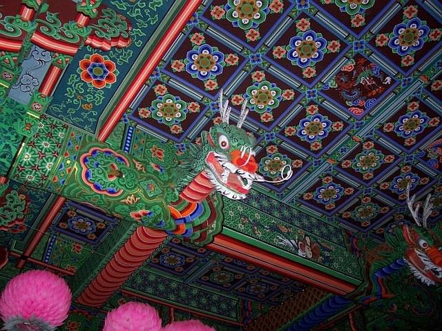 Surisa temple - Heads of dragons of the ceiling