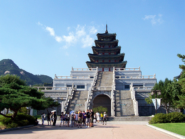 Grande pagode près du palais Gyeongbokgung