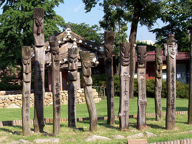 Musée folklorique de Séoul - Jangseungs en bois (totems)
