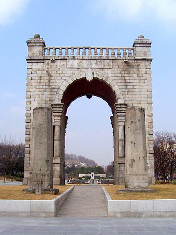 Independence gate, seen from front