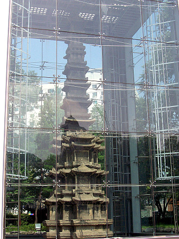 Parc tapgol - Stupa à dix étages sous verre
