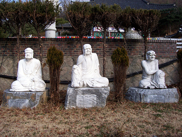 Bongwonsa temple - Statues of disciples of Buddha (view 4)