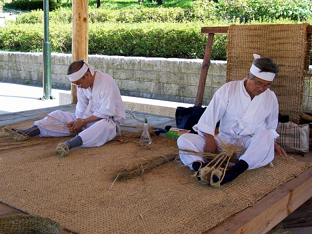 Namsan folk village - Traditional weaving