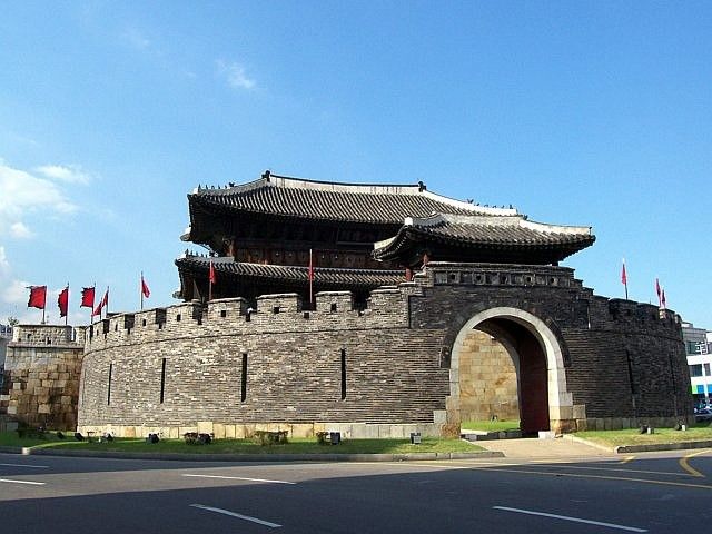 Hwaseong fortress - Paltalmun gate